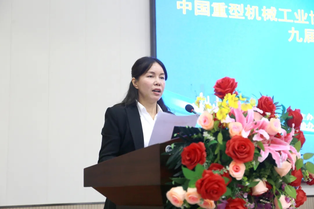 苗紅宣讀《關于表彰2019年度優秀橋、門式起重機生產企業的決定》