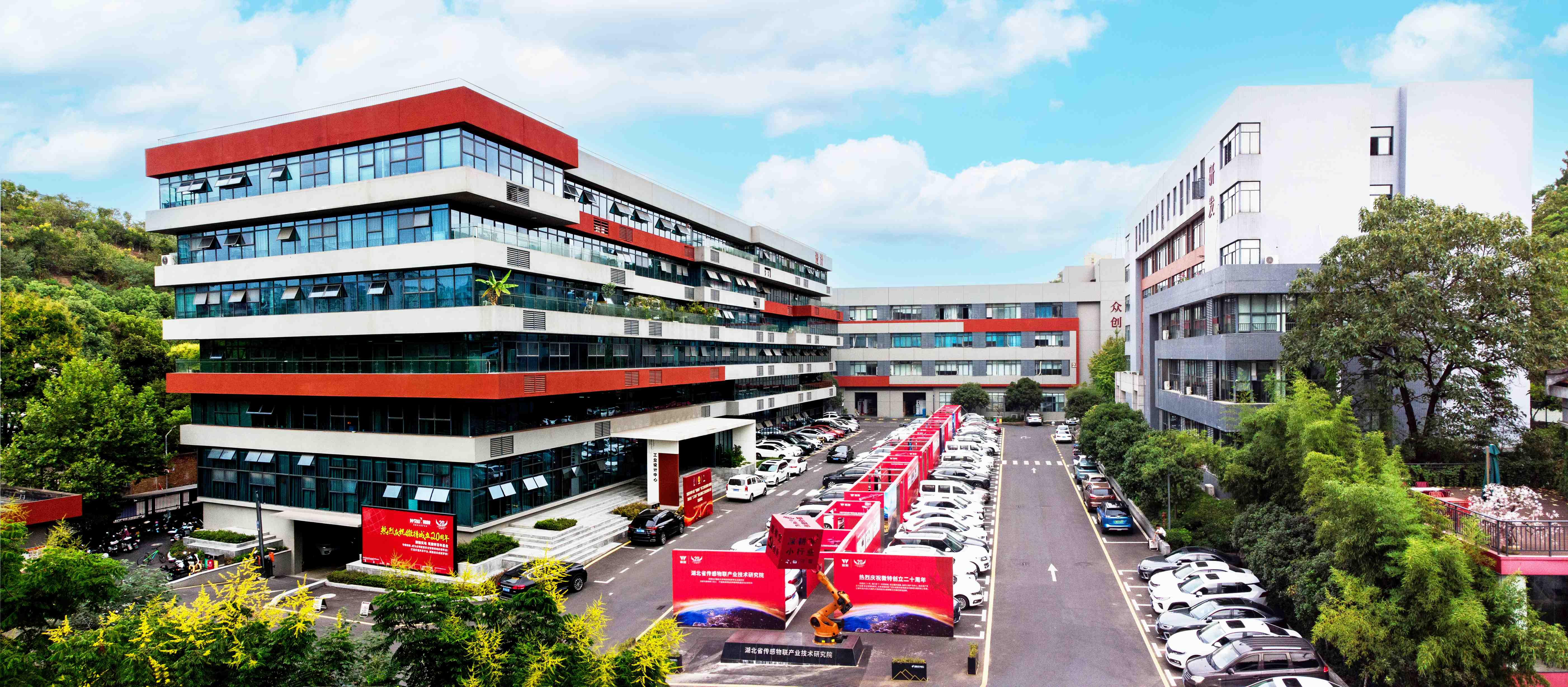 宜昌市市委副書記、市長(zhǎng)陳紅輝蒞臨微特   